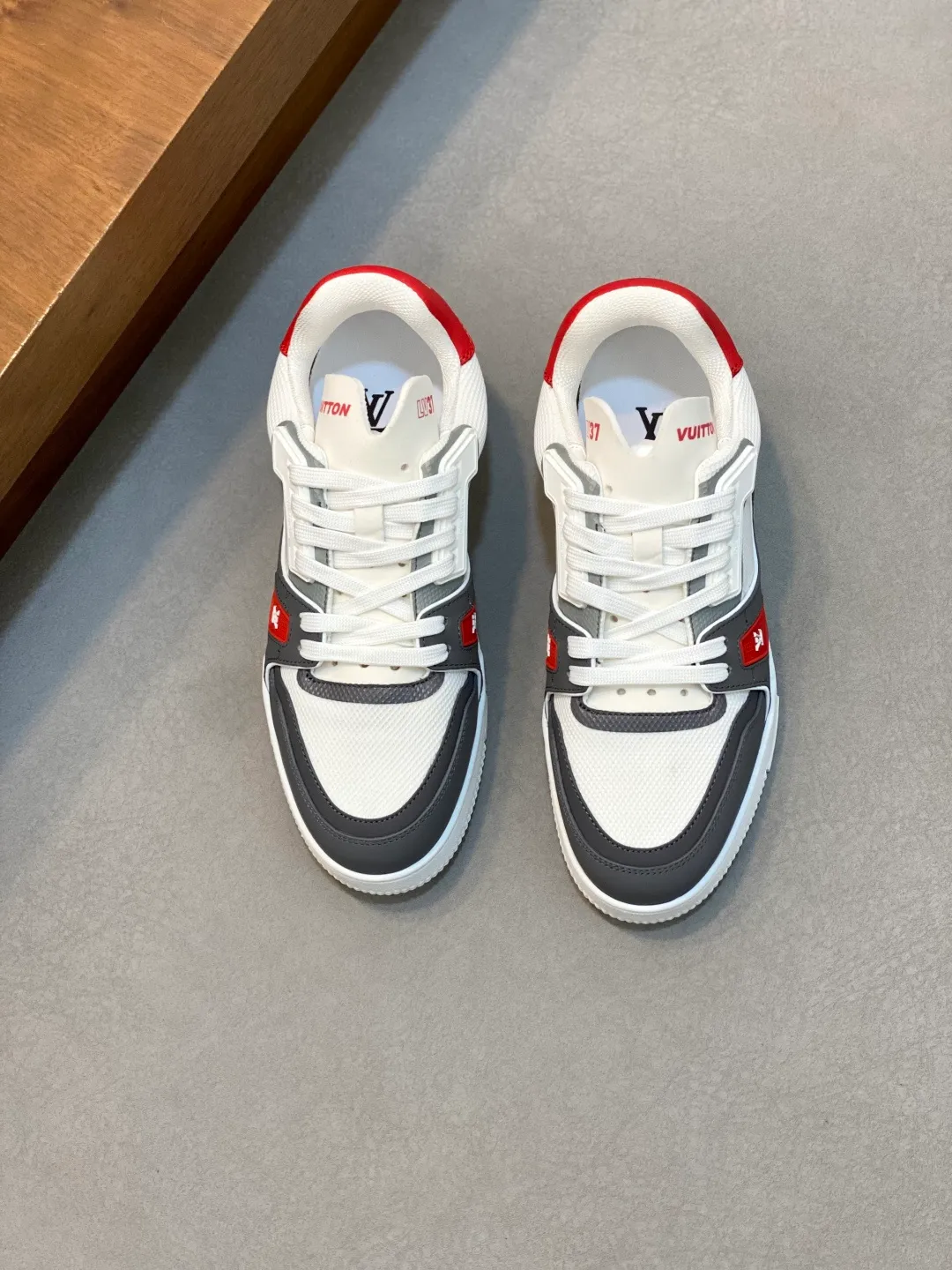 Men's shoes 💰900 Loui* Vuitto* - Louis ** donkey house New color matching men's trainer sneakers, this LV Trainer sneaker is made of calfskin and breathable mesh, showing pure colors, the #54 logo on the back traces the brand's birth in 1854, the designer's handwritten brand logo embellishes one side, designed by Virgil Abloh himself, a very commemorative sneaker, the new lv Louis Vuitton loui* vuitto* trainer sneaker low casual sports culture versatile basketball sneakers Size: 39-44 (customized at 38.45)